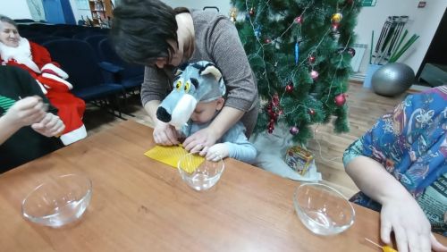 В Куланге для семей участников спецоперации провели мастер-класс «Новогодний букет»
