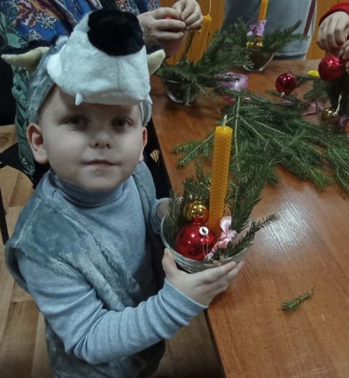 В Куланге для семей участников спецоперации провели мастер-класс «Новогодний букет»