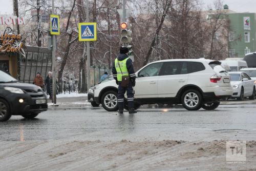 Автомобилистам Казани напомнили главные правила езды при снежной каше на дорогах