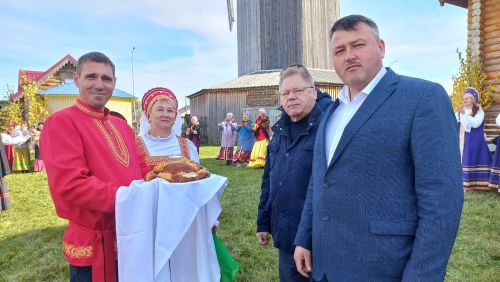 В Большом Подберезье наряду с фестивалем русской песни прошел праздник тыквы