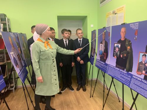 В Кушманской ООШ советник директора провела беседу с 8 классом о передвижной выставке «Отцы Героя»