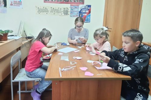 В Маломеминской библиотеке прошел мастер-класс «Брелок для папы», где участники сделали брелоки своими руками в подарок