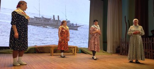 «Ак җилкән» халык театры Кайбыч сәхнәсендә «Тол хатыннар, тол кызлар» драмасын куйды