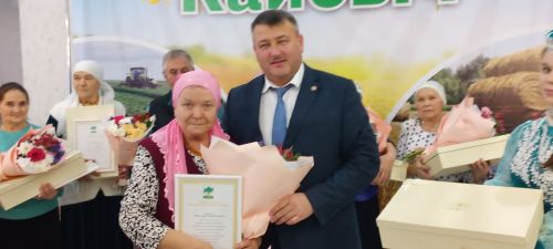 В Кайбицах впервые надоили сто тонн молока: на слете передовиков сельского хозяйства аплодировали достижению года!