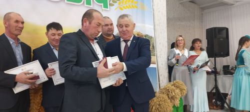 В Кайбицах впервые надоили сто тонн молока: на слете передовиков сельского хозяйства аплодировали достижению года!