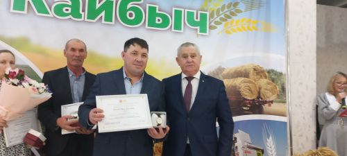 В Кайбицах впервые надоили сто тонн молока: на слете передовиков сельского хозяйства аплодировали достижению года!