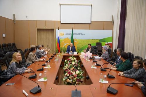 «Мостом между городом и селом» назвал журналистов, освещающих аграрную тематику, заместитель министра сельского хозяйства и продовольствия РТ Марсель Махмутов