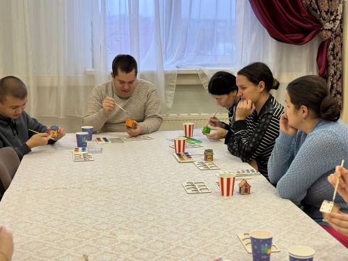 В рамках Декады инвалидов в Кайбицах организовали мастер-класс по созданию новогодних ёлочных игрушек-домиков из деревянных заготовок