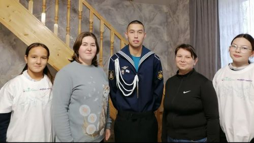 Сотрудники культуры и волонтеры из объединения «Добрые Кайбицы» навестили сына героя специальной военной операции в Бурундуковском поселении