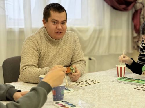 В рамках Декады инвалидов в Кайбицах организовали мастер-класс по созданию новогодних ёлочных игрушек-домиков из деревянных заготовок