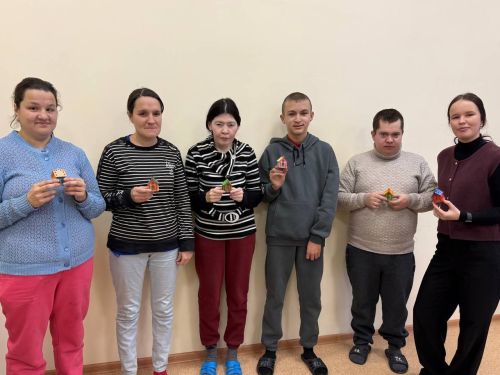 В рамках Декады инвалидов в Кайбицах организовали мастер-класс по созданию новогодних ёлочных игрушек-домиков из деревянных заготовок