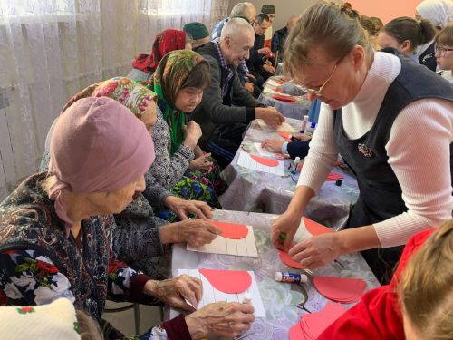 Ученики Кушманской школы в сопровождении своих педагогов посетили Кайбицкий дом -интернат для престарелых и инвалидов