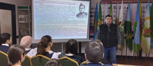 В музее Кайбицкого края для школьников из Большекайбицкой и Берлибашской школ директор музея Илдар Шакиров провел урок «Героями не рождаются, героями становятся»