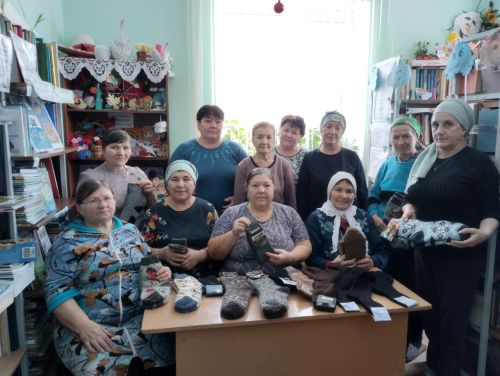 В Берлибашской сельской библиотеке жительницы в селе Берлибаш подключились к акции женщины связали носки для наших героев – бойцов на СВО