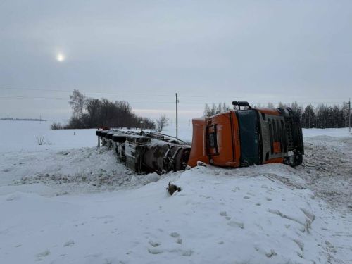 В Бугульминском районе перевернулась фура с легковоспламеняющейся жидкостью