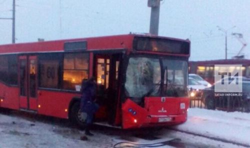 В Казани произошло столкновение автобуса с легковым автомобилем, в результате чего пострадали водитель и пассажир
