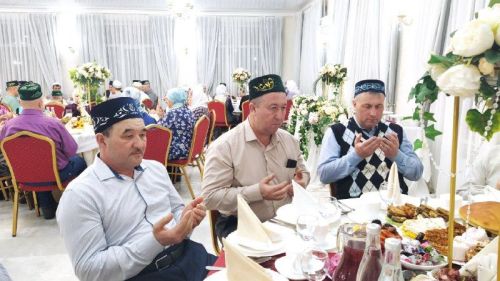 Ифтар-маджлис в честь Священного месяца Рамадан в Кайбицах провела семья предпринимателей Равиля и Ильсии Залялиевых