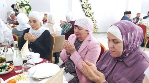 Ифтар-маджлис в честь Священного месяца Рамадан в Кайбицах провела семья предпринимателей Равиля и Ильсии Залялиевых
