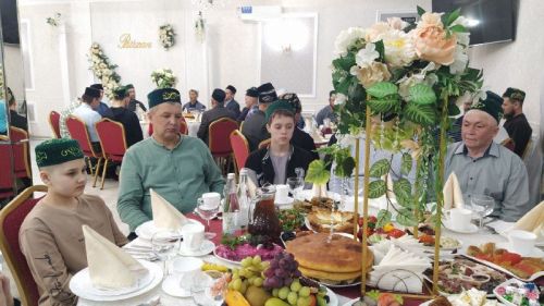 Ифтар-маджлис в честь Священного месяца Рамадан в Кайбицах провела семья предпринимателей Равиля и Ильсии Залялиевых