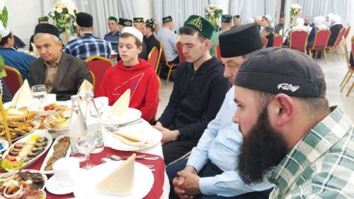 Ифтар-маджлис в честь Священного месяца Рамадан в Кайбицах провела семья предпринимателей Равиля и Ильсии Залялиевых
