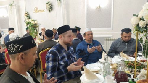 Ифтар-маджлис в честь Священного месяца Рамадан в Кайбицах провела семья предпринимателей Равиля и Ильсии Залялиевых