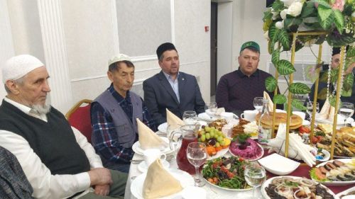 Ифтар-маджлис в честь Священного месяца Рамадан в Кайбицах провела семья предпринимателей Равиля и Ильсии Залялиевых