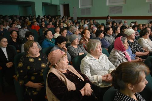 Поздравить кайбичанок с 8 Марта приехали Мунир Рахмаев, Вадим Захаров и Нурзада