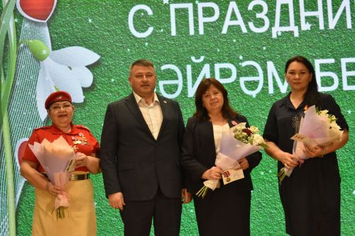 Поздравить кайбичанок с 8 Марта приехали Мунир Рахмаев, Вадим Захаров и Нурзада