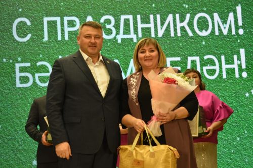 Поздравить кайбичанок с 8 Марта приехали Мунир Рахмаев, Вадим Захаров и Нурзада