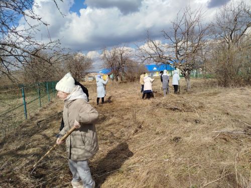 На уроках технологии в Кушманской основной общеобразовательной школе ребята очистили территорию от мусора и опавшей листвы