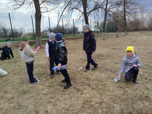 На уроках технологии в Кушманской основной общеобразовательной школе ребята очистили территорию от мусора и опавшей листвы