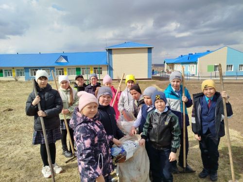 На уроках технологии в Кушманской основной общеобразовательной школе ребята очистили территорию от мусора и опавшей листвы