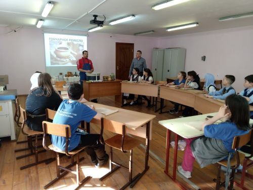 В центре внешкольной работы «ЭКО» в Кайбицах состоялся мастер-класс по лепке из глины