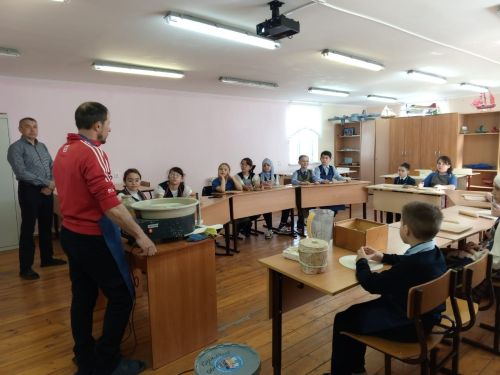 В центре внешкольной работы «ЭКО» в Кайбицах состоялся мастер-класс по лепке из глины