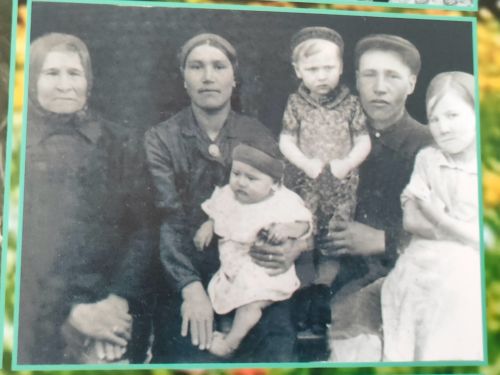 Олы Кайбычта яшәүче ветеран укытучы әти-әнисе турындагы истәлекләр белән уртаклаша
