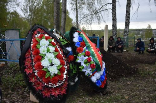 Олы Кайбычта махсус хәрби операция зонасында һәлак булган авылдашлары белән хушлаштылар