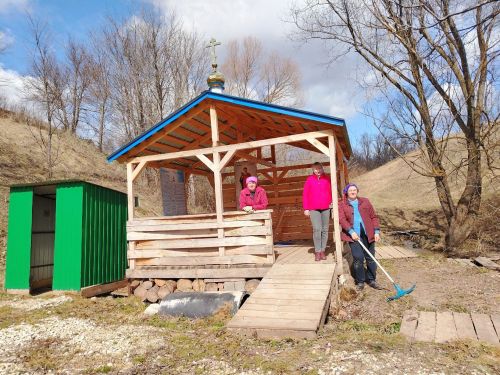 Работники исполкома и культуры вышли на субботник, с целью уборки территории парка отдыха и купели