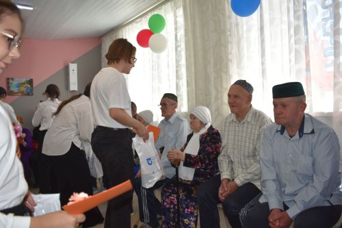 Кайбычтагы Картлар һәм инвалидлар йортына район башлыгы һәм лицейчылар килде