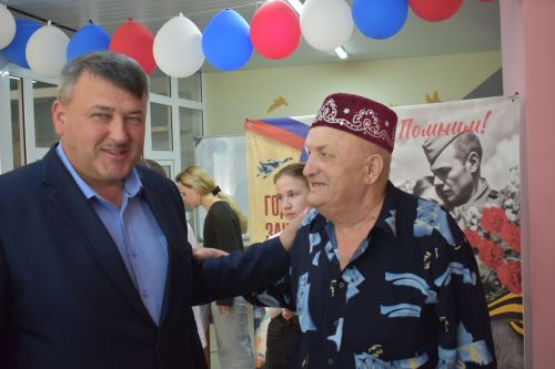 Кайбычтагы Картлар һәм инвалидлар йортына район башлыгы һәм лицейчылар килде