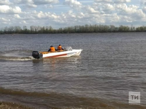 В Свияжске прохожие спасли малыша, который вместе с коляской упал в реку
