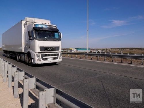 В Казани грузовик упал на бок и рассыпал груз на дорогу, водитель в больнице