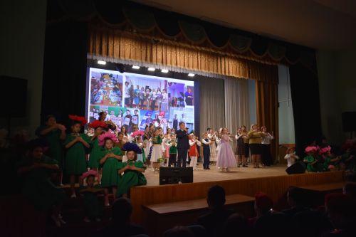 Кайбычның балалар сәнгать мәктәбе укучылары һәм укытучылары «Җиңүле яз җыры» дип исемләнгән концерт куйды