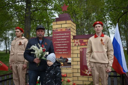 Камыллы авылында яңа һәйкәл ачылды