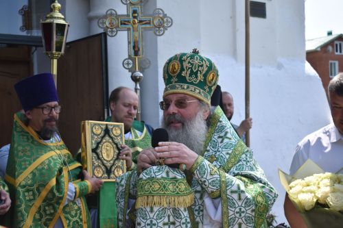 Митрополит Казанский и Татарстанский провел праздничную  литургию в Свято-Троицком храме в Турминском