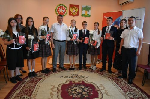 14-летним кайбичанам торжественно вручили паспорт — документ, удостоверяющий личность