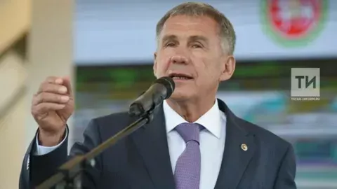 Минниханов возложил цветы к памятнику Пушкина в Казани