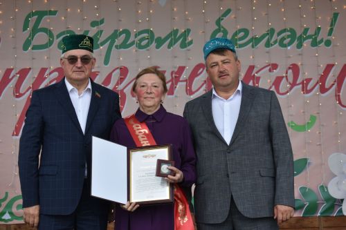 Кайбыч Сабан туенда хезмәт алдынгыларына дәүләт бүләкләрен тапшырдылар