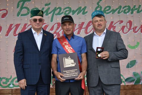 Кайбыч Сабан туенда хезмәт алдынгыларына дәүләт бүләкләрен тапшырдылар