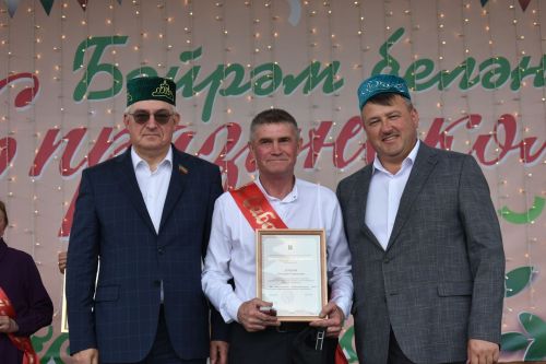 Кайбыч Сабан туенда хезмәт алдынгыларына дәүләт бүләкләрен тапшырдылар