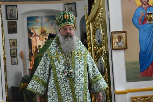 Митрополит Казанский и Татарстанский провел праздничную литургию в Свято-Троицком храме в Турминском